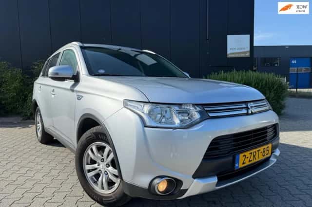 Mitsubishi Outlander (2015) thumbnail 1