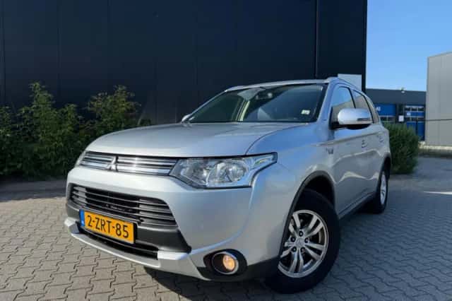 Mitsubishi Outlander (2015) thumbnail 2
