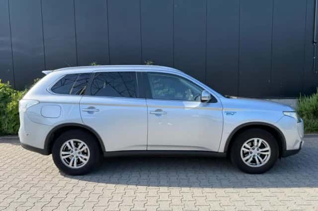 Mitsubishi Outlander (2015) thumbnail 3