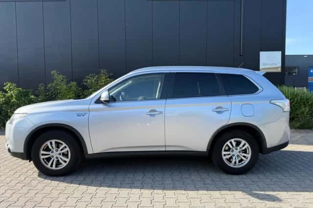 Mitsubishi Outlander (2015) thumbnail 4