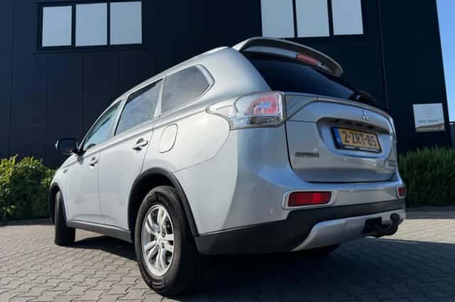 Mitsubishi Outlander (2015) thumbnail 5