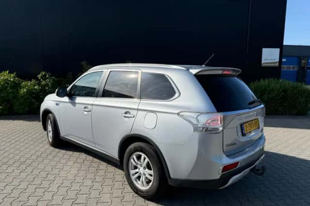 Mitsubishi Outlander (2015) thumbnail 6