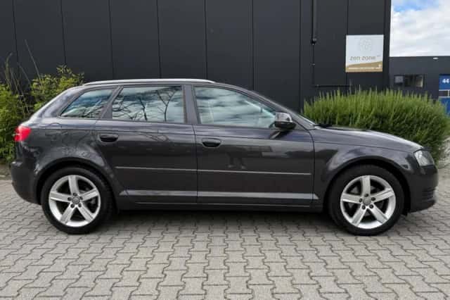 Audi A3 (2010) thumbnail 5