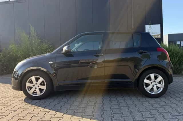 Suzuki Swift (2009) thumbnail 4