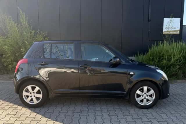 Suzuki Swift (2009) thumbnail 5