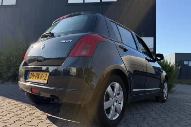 Suzuki Swift (2009) thumbnail 6