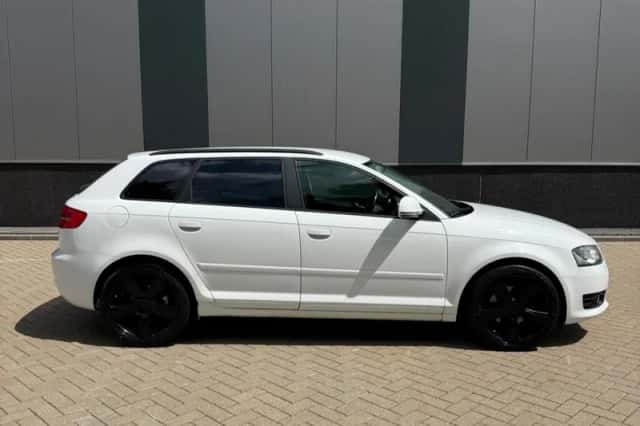 Audi A3 (2010) thumbnail 4