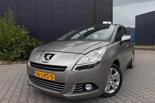 Peugeot 5008 (2010) thumbnail 2