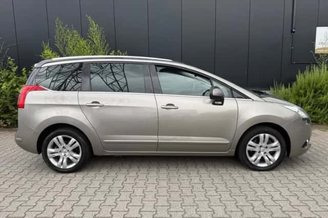 Peugeot 5008 (2010) thumbnail 4