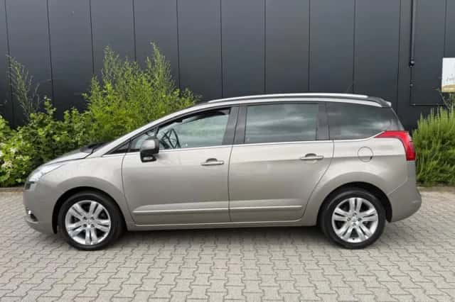 Peugeot 5008 (2010) thumbnail 5