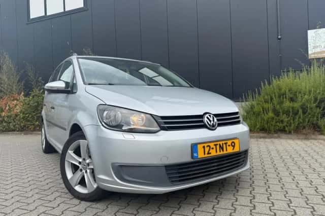 Volkswagen Touran (2011) thumbnail 2