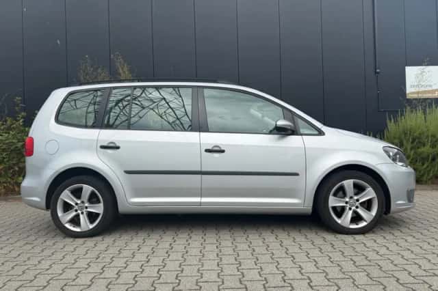 Volkswagen Touran (2011) thumbnail 6