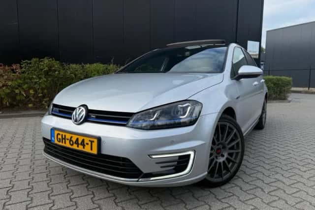 Volkswagen Golf (2015) thumbnail 2