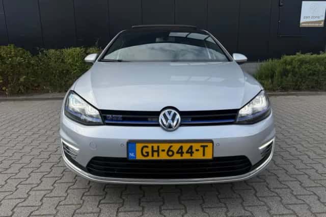 Volkswagen Golf (2015) thumbnail 4