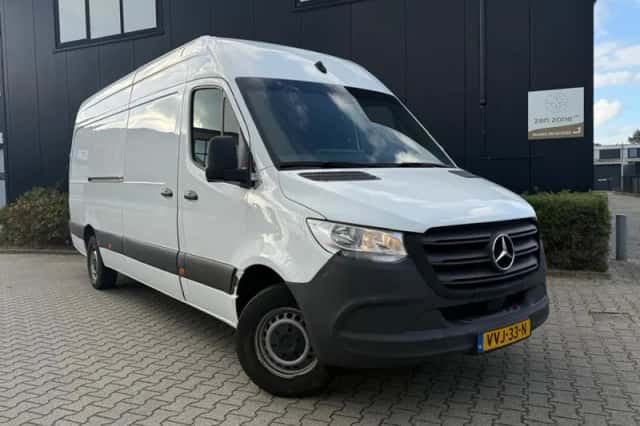 Mercedes-Benz Sprinter (2023) thumbnail 2