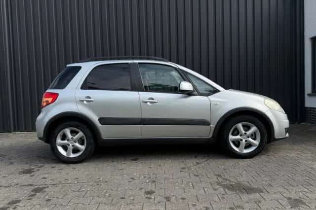 Suzuki SX4 (2008) thumbnail 4