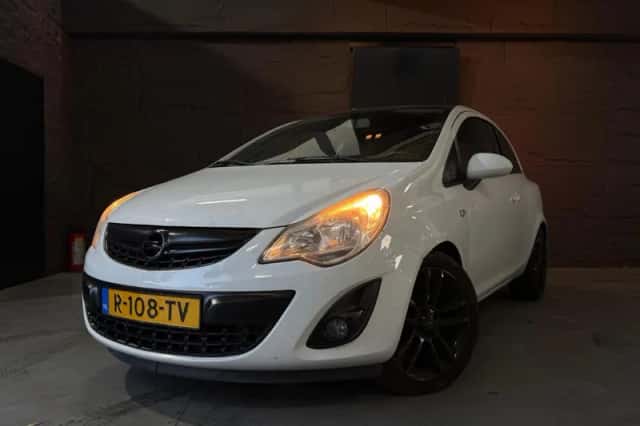 Opel Corsa (2011) thumbnail 2
