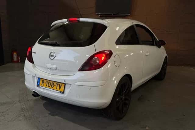 Opel Corsa (2011) thumbnail 3