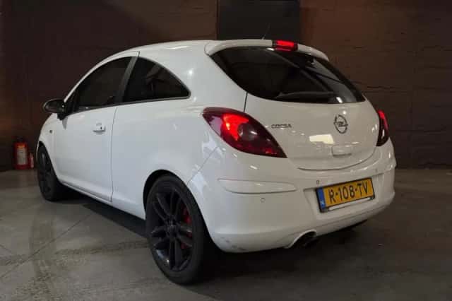 Opel Corsa (2011) thumbnail 4
