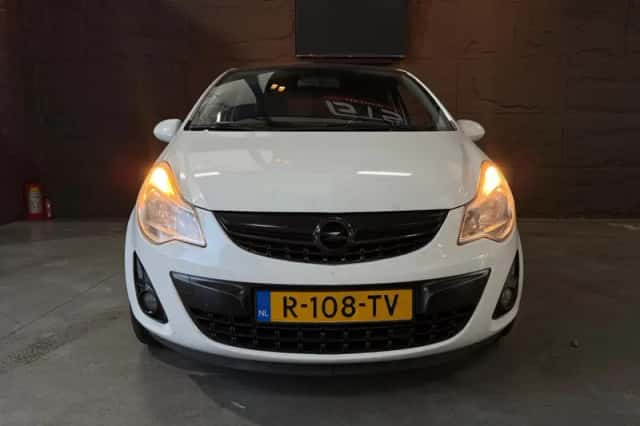 Opel Corsa (2011) thumbnail 5