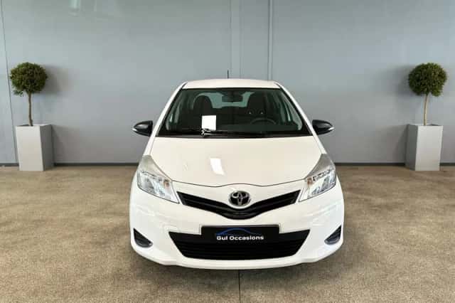 Toyota Yaris (2012) thumbnail 2