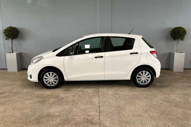 Toyota Yaris (2012) thumbnail 4