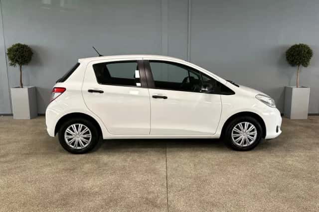 Toyota Yaris (2012) thumbnail 5