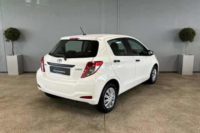 Toyota Yaris (2012) thumbnail 6