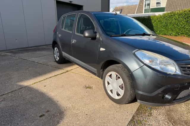 Dacia Sandero (2009) thumbnail 2
