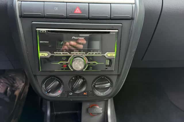Volkswagen Fox (2008) thumbnail 5