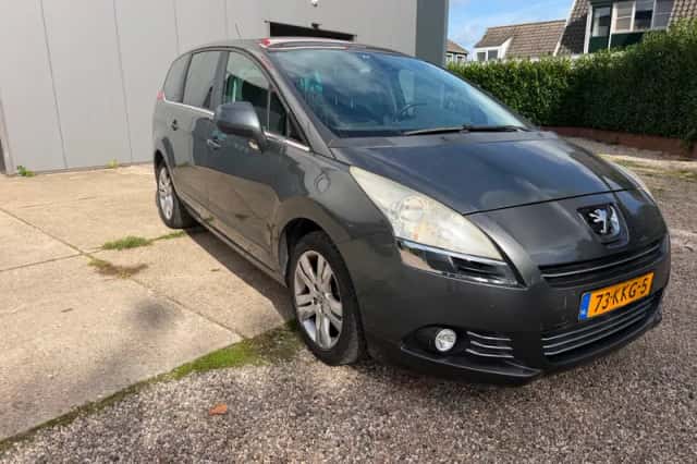 Peugeot 5008 (2010) thumbnail 2