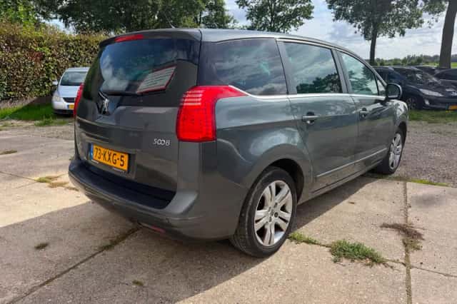 Peugeot 5008 (2010) thumbnail 3