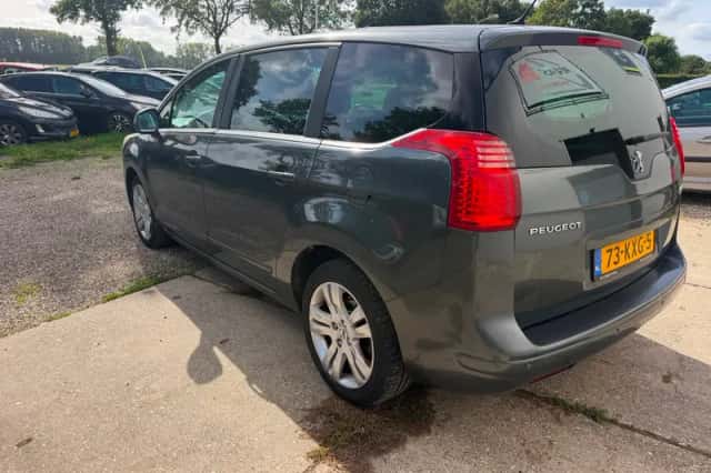 Peugeot 5008 (2010) thumbnail 4