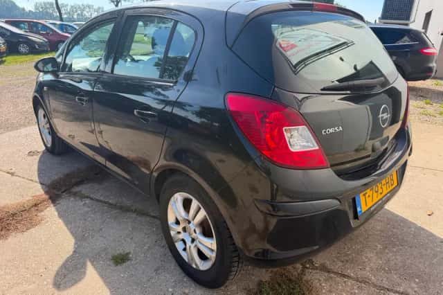 Opel Corsa (2010) thumbnail 3