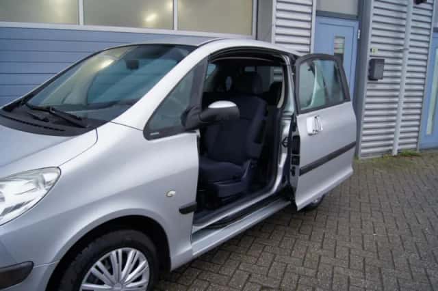 Peugeot 1007 (2007) thumbnail 4
