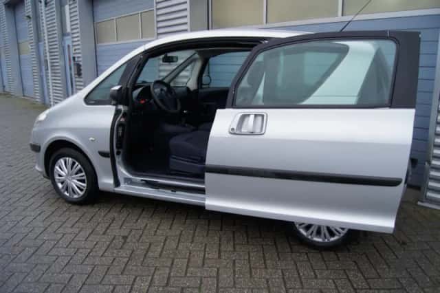 Peugeot 1007 (2007) thumbnail 5