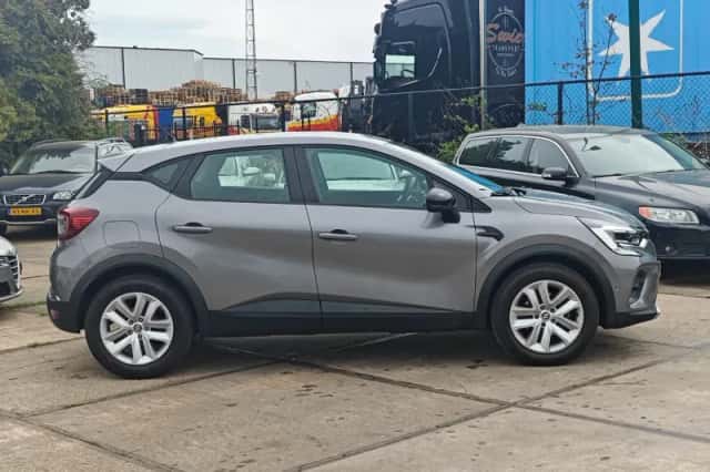 Renault Captur (2022) thumbnail 2
