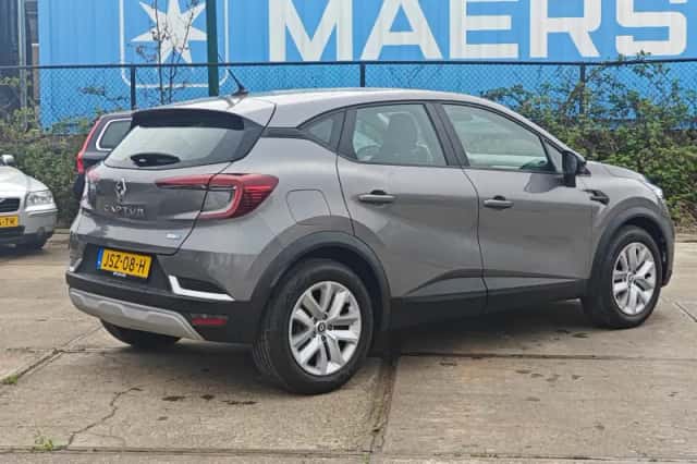 Renault Captur (2022) thumbnail 3
