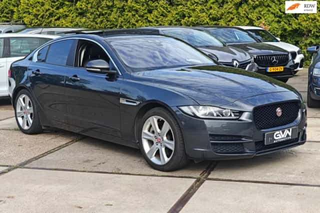 Jaguar XE (2018) thumbnail 1