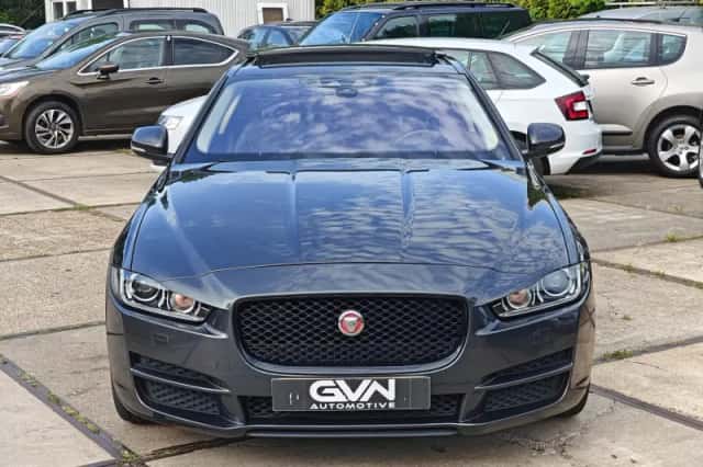 Jaguar XE (2018) thumbnail 2