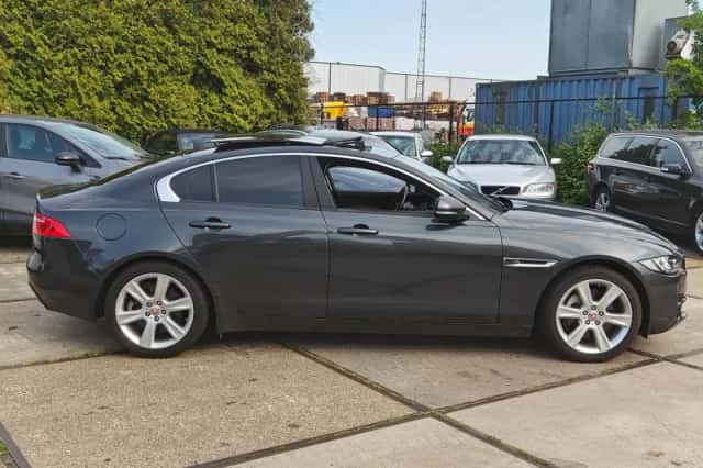 Jaguar XE (2018) thumbnail 3