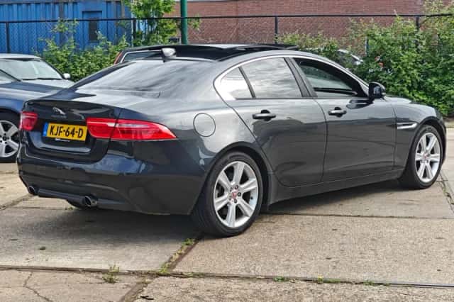 Jaguar XE (2018) thumbnail 4