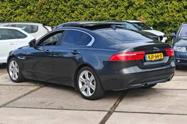 Jaguar XE (2018) thumbnail 5
