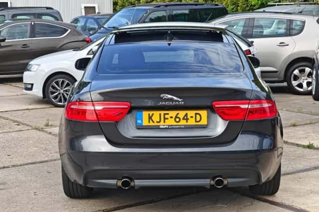 Jaguar XE (2018) thumbnail 6