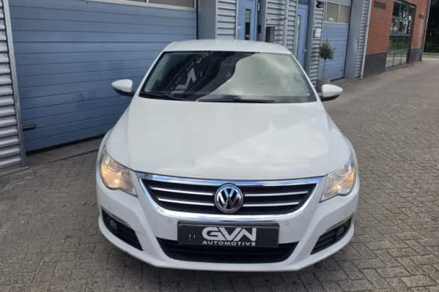 Volkswagen Passat (2010) thumbnail 2