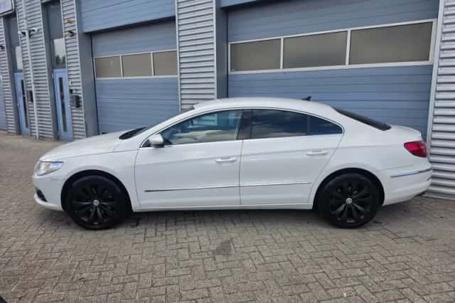 Volkswagen Passat (2010) thumbnail 4