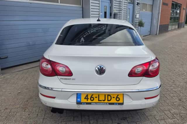 Volkswagen Passat (2010) thumbnail 6