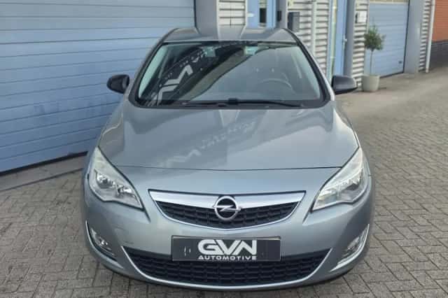 Opel Astra (2011) thumbnail 2