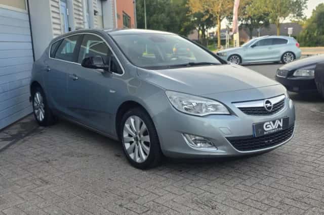 Opel Astra (2011) thumbnail 3