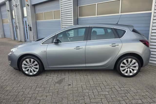 Opel Astra (2011) thumbnail 4
